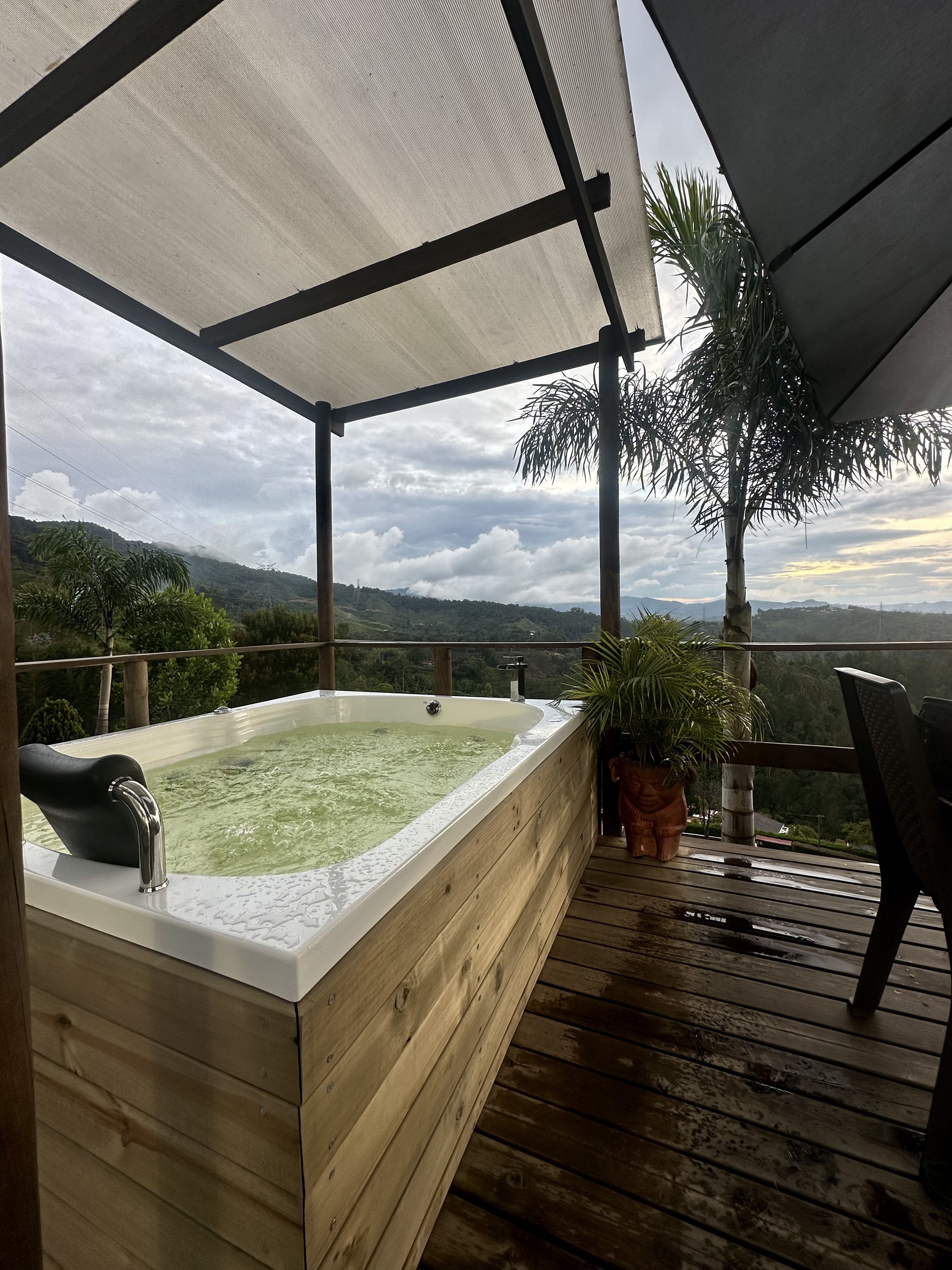 Cabaña con jacuzzi + malla + desayuno + vista increíble a la piedra del peñol